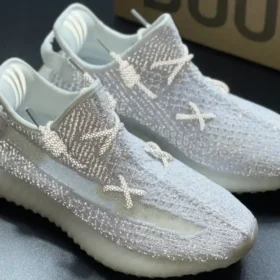 Chúng tôi là những người đam mê thời trang và tin rằng ai cũng xứng đáng sở hữu một đôi giày đẹp, chất lượng mà không cần phải chi quá nhiều tiền