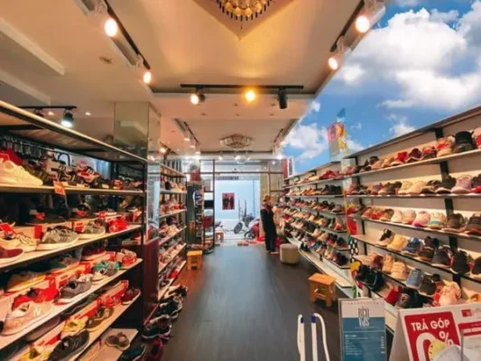 Chúng tôi là những người đam mê thời trang và tin rằng ai cũng xứng đáng sở hữu một đôi giày đẹp, chất lượng mà không cần phải chi quá nhiều tiền