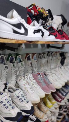 Chúng tôi là những người đam mê thời trang và tin rằng ai cũng xứng đáng sở hữu một đôi giày đẹp, chất lượng mà không cần phải chi quá nhiều tiền