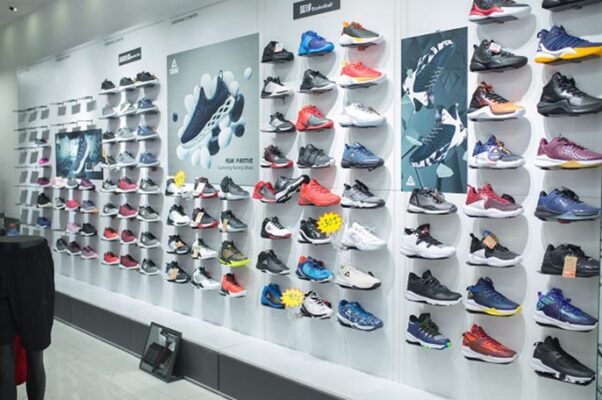 Chúng tôi là những người đam mê thời trang và tin rằng ai cũng xứng đáng sở hữu một đôi giày đẹp, chất lượng mà không cần phải chi quá nhiều tiền