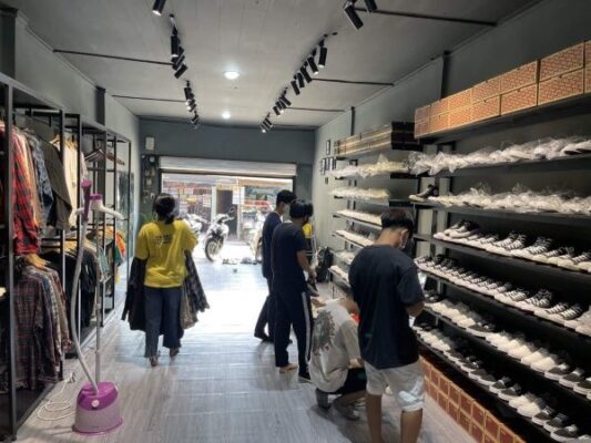 Chúng tôi là những người đam mê thời trang và tin rằng ai cũng xứng đáng sở hữu một đôi giày đẹp, chất lượng mà không cần phải chi quá nhiều tiền