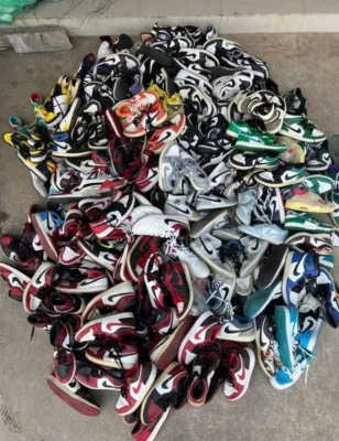 Chúng tôi là những người đam mê thời trang và tin rằng ai cũng xứng đáng sở hữu một đôi giày đẹp, chất lượng mà không cần phải chi quá nhiều tiền